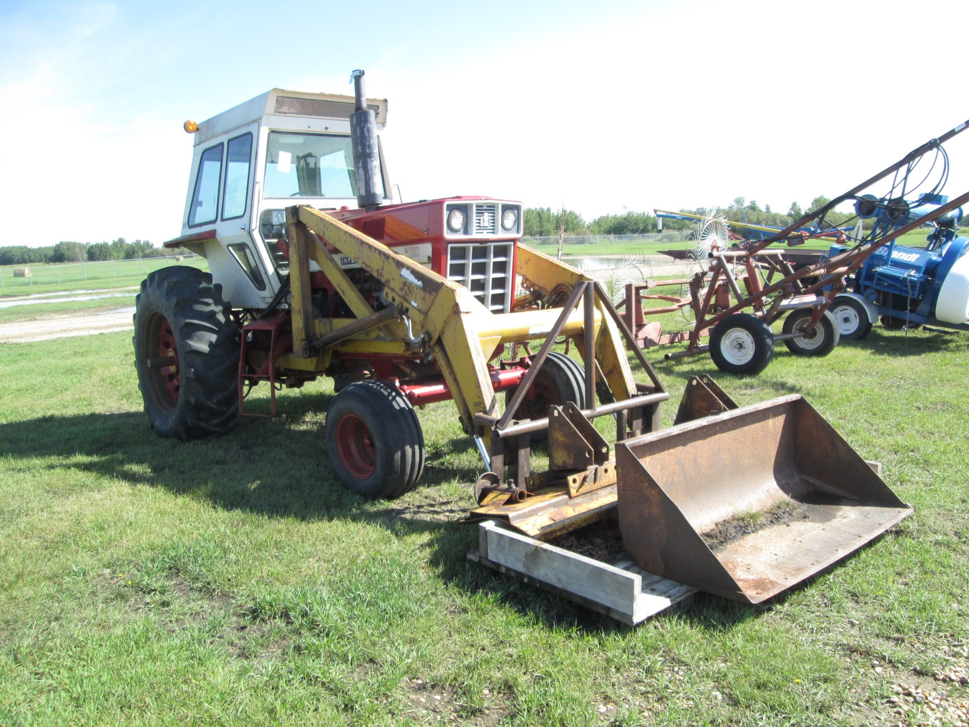 INTERNATIONAL 766 FARMALL TRACTOR (LINKAGE IN SHIFTER NEEDS ADJUSTMENT), WITH EZEE-ON LOADER, - Image 3 of 3