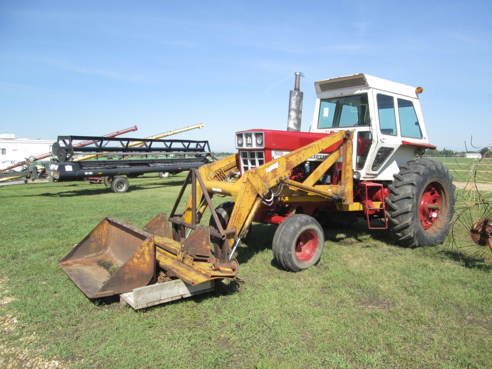 INTERNATIONAL 766 FARMALL TRACTOR (LINKAGE IN SHIFTER NEEDS ADJUSTMENT), WITH EZEE-ON LOADER,