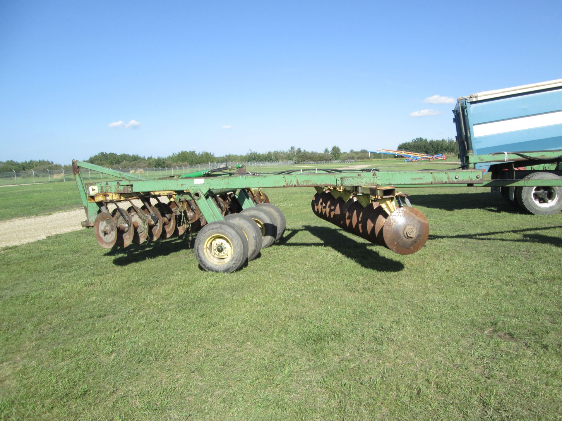 26' JD 360 HD TANDEM DISC, 26" DISC, EXTRA DISCS & PARTS - Image 2 of 3