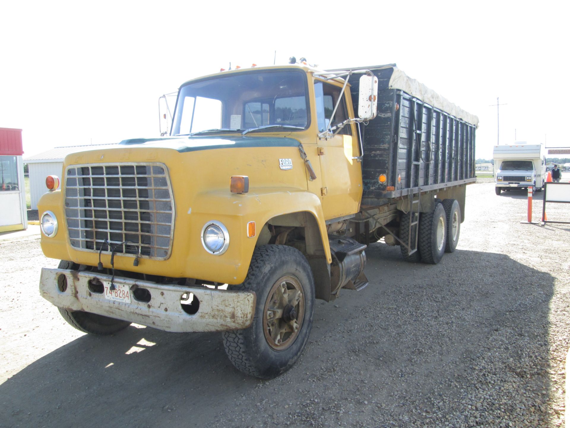 1975 FORD 880 TANDEM GRAIN TRUCK, 427, V8, 5 & 4 TRANS, C/W 20' BOX & NORDIC HOIST & TARP