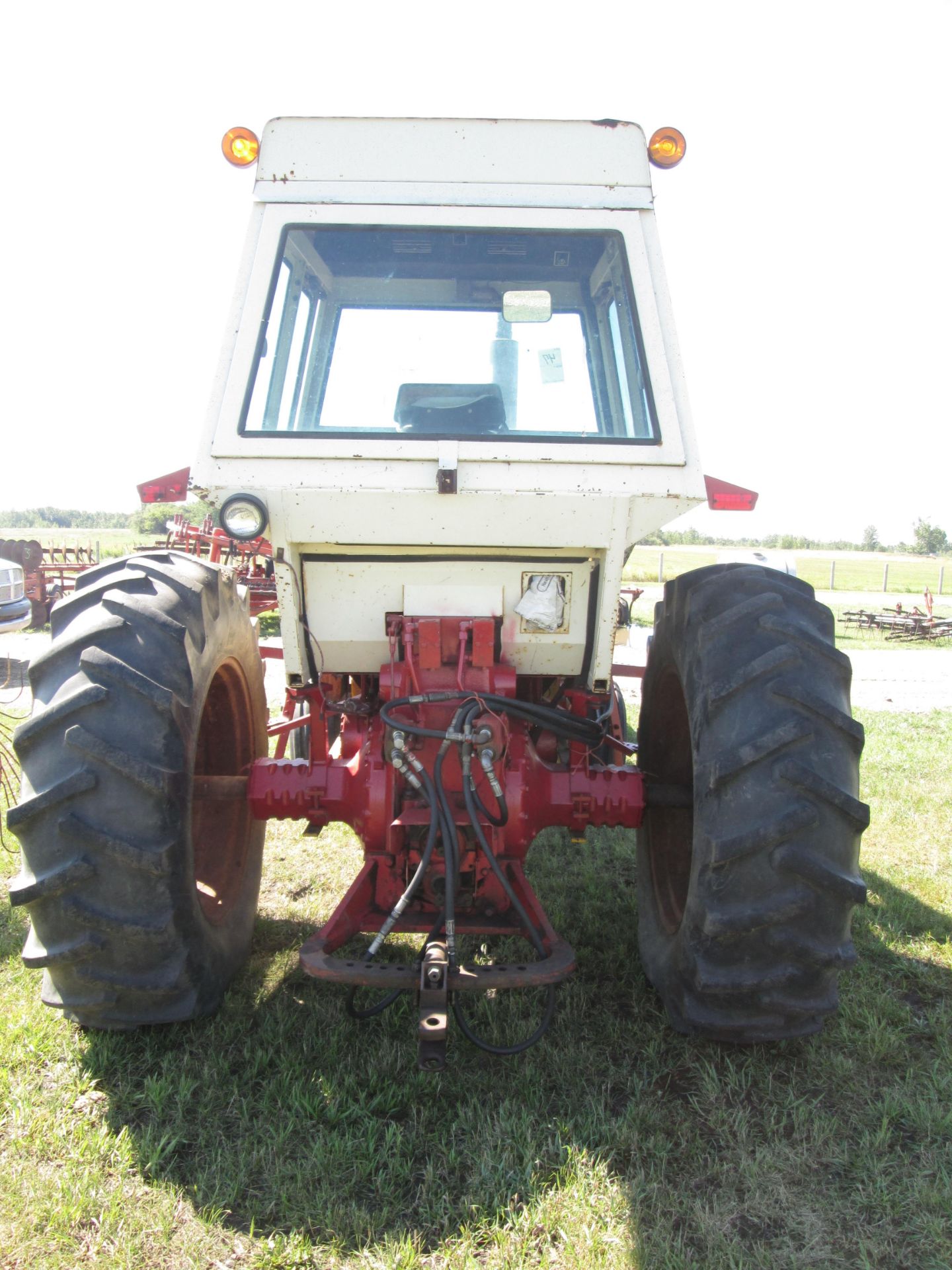 INTERNATIONAL 766 FARMALL TRACTOR (LINKAGE IN SHIFTER NEEDS ADJUSTMENT), WITH EZEE-ON LOADER, - Image 2 of 3