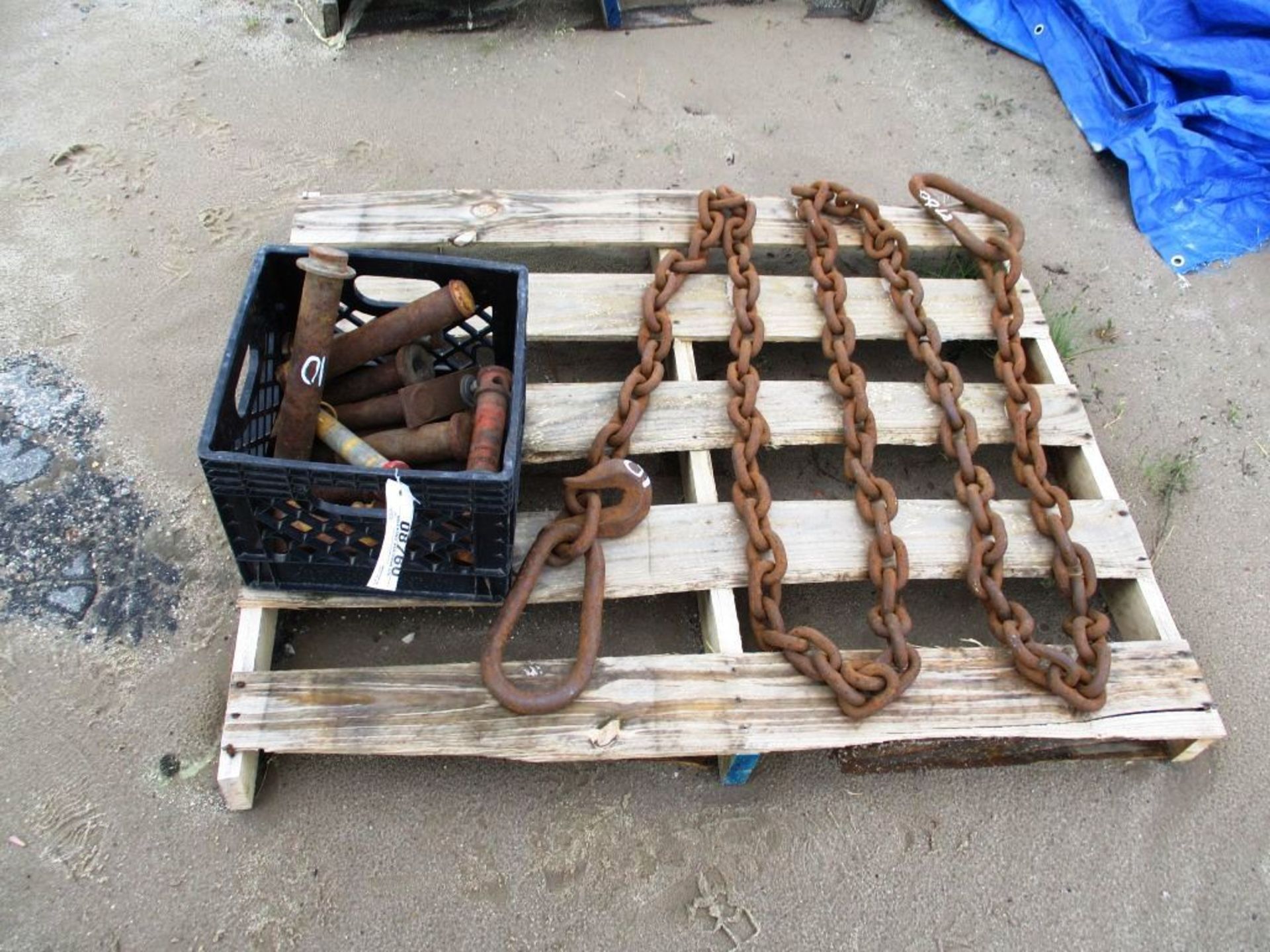 PALLET OF CHAINS WITH DOZER PINS
