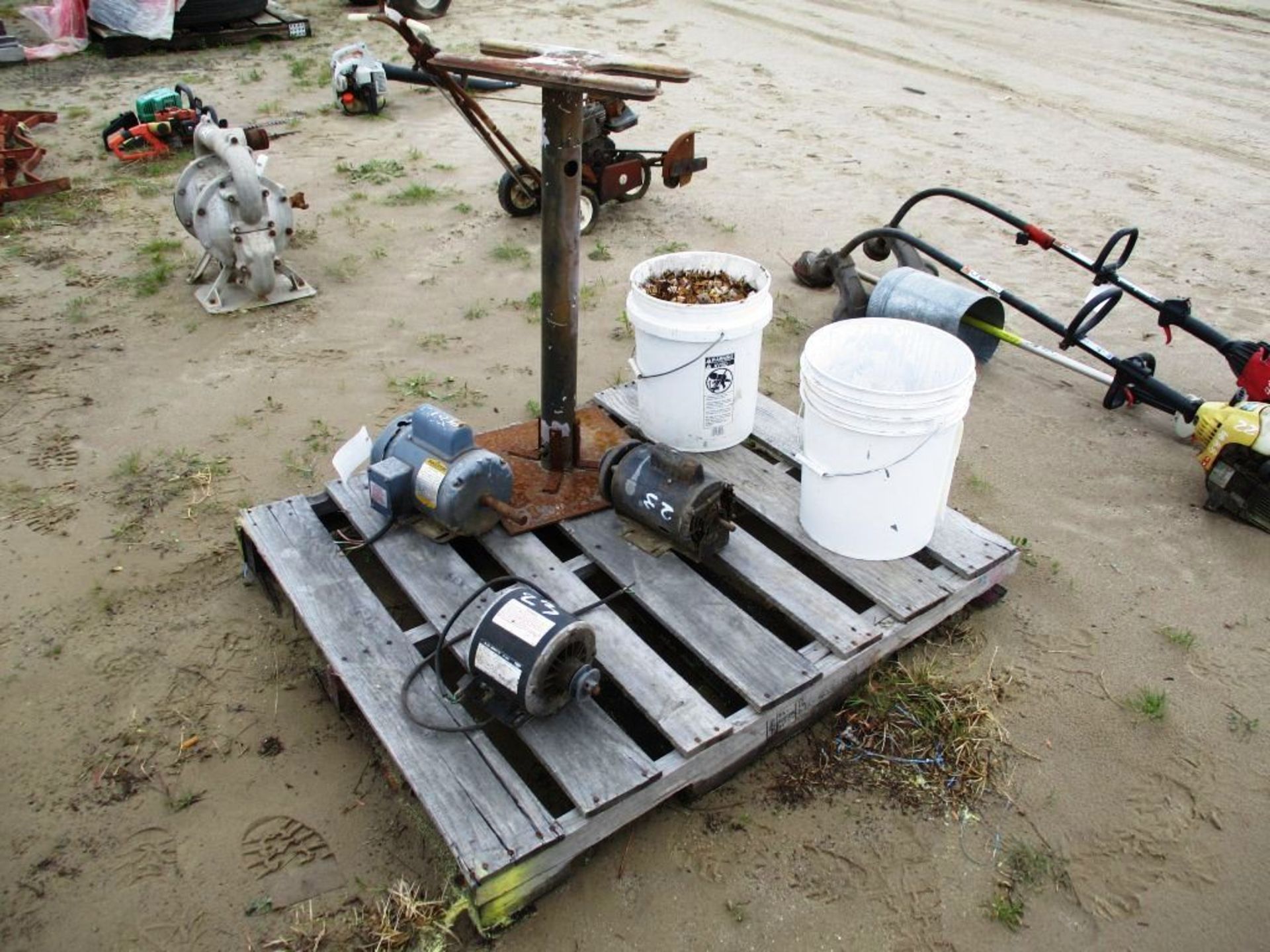 PALLET WITH ELECTRIC MOTORS NAILS