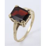 9ct Gold Ring set with rectangular Garnet size K weight 2.4 grams