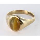 9ct Gold Cabochon Tigers Eye Ring size O weight 3.4 grams