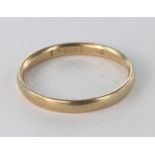 22ct wedding band with rubbed hallmark, size P, weight 2.8g