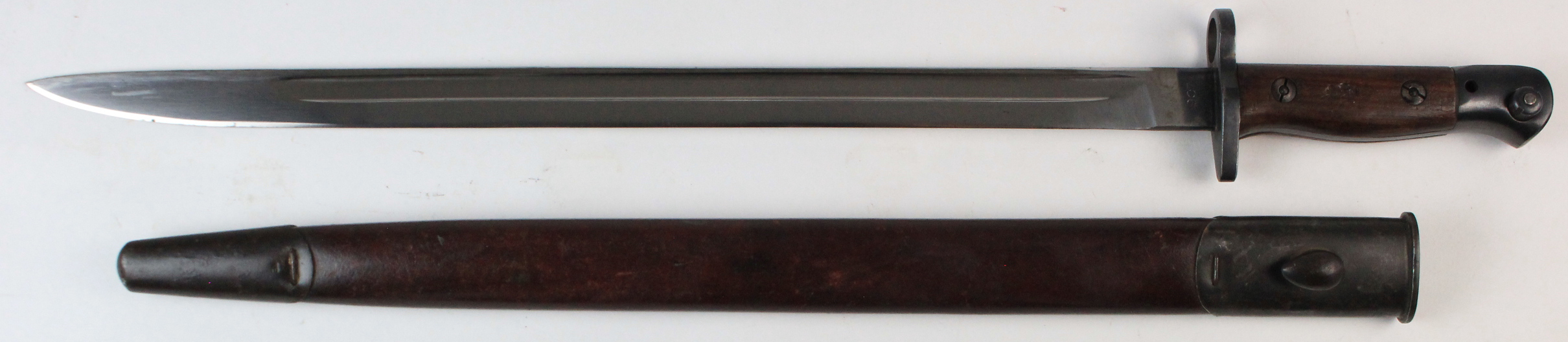 A fine PO7 SMLE bayonet by scarce maker MOLE. Ricasso with '1907' & 'MOLE'. Blade 17" with