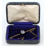 15ct Gold Bar Brooch set with central Aquamarine and with safety chain weight 3g