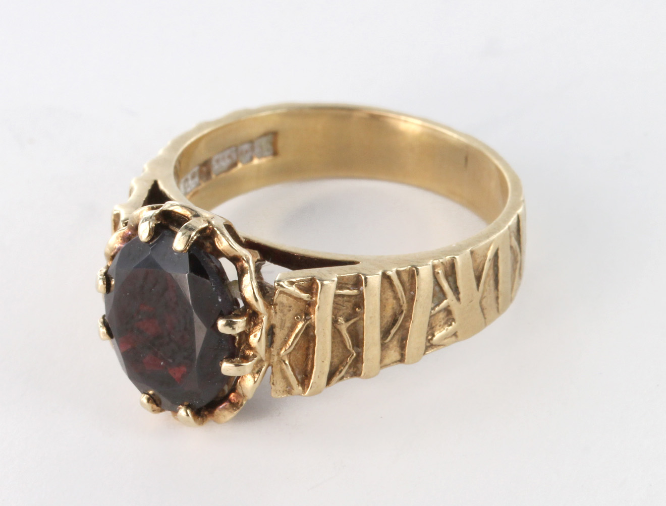 9ct Gold Garnet set Ring size L weight 5g