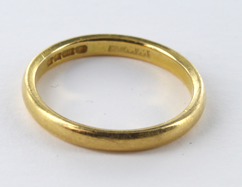 22ct Gold wedding band, approx 2.8g