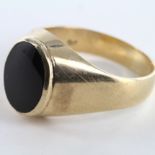 9ct Gold Onyx Ring size S weight 6.0g