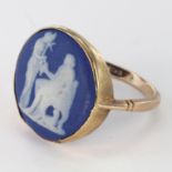 9ct Gold wedgwood cameo ring, depicting a classical scene, stamped '9ct', ring size 'N', total