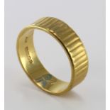 22ct Gold patterned Wedding band size O weight 5.9g