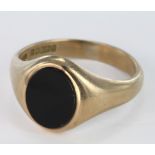 9ct Gold Gents Onyx Signet ring size X weight 6.7g
