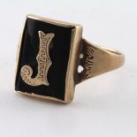 9ct Gold Onyx Initial J Ring (Onyx damaged) size Q weight 3.1g