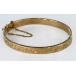 9ct Gold patterned Bangle with safety chain weight 11.0g