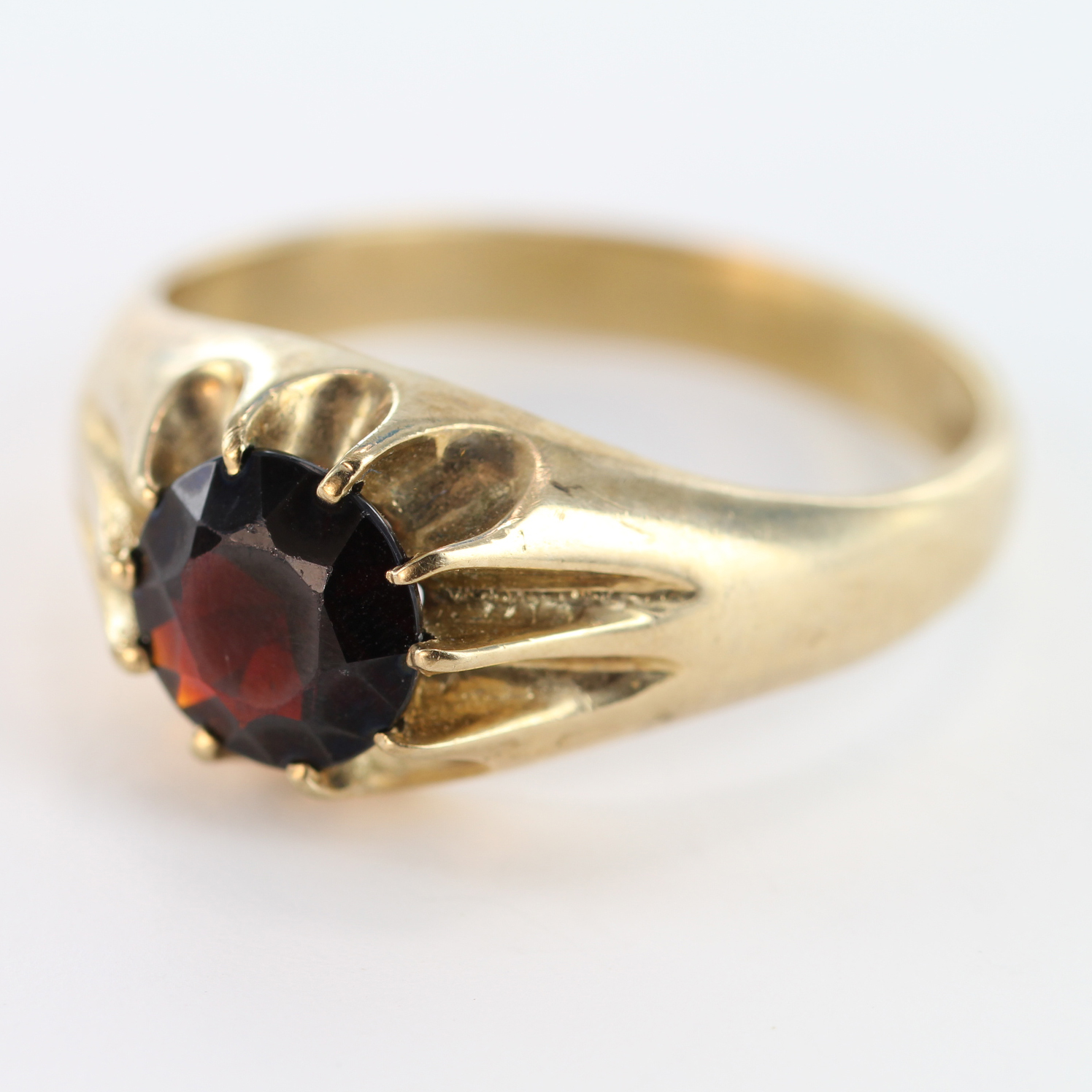 9ct Gold Garnet set Ring size U weight 4.4g