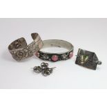 Mixed Jewellery comprising two unmarked silver brooches, a Mexican silver bangle and an Italian