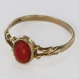 9ct Gold cabochon Coral Ring size O weight 1.5g