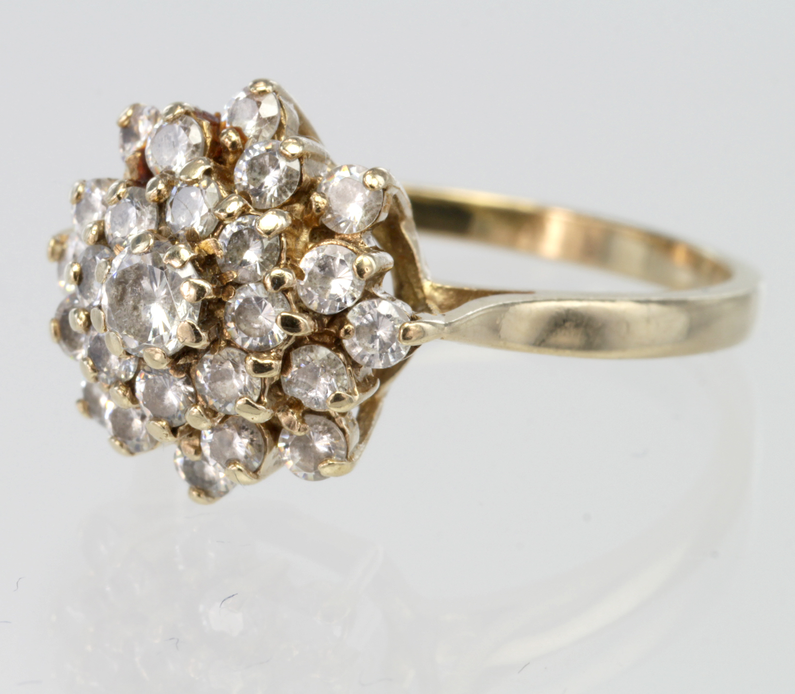 9ct Gold CZ cluster Ring size P weight 3.7g