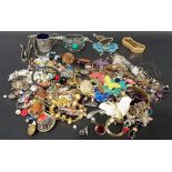 Quantity of costume jewellery.