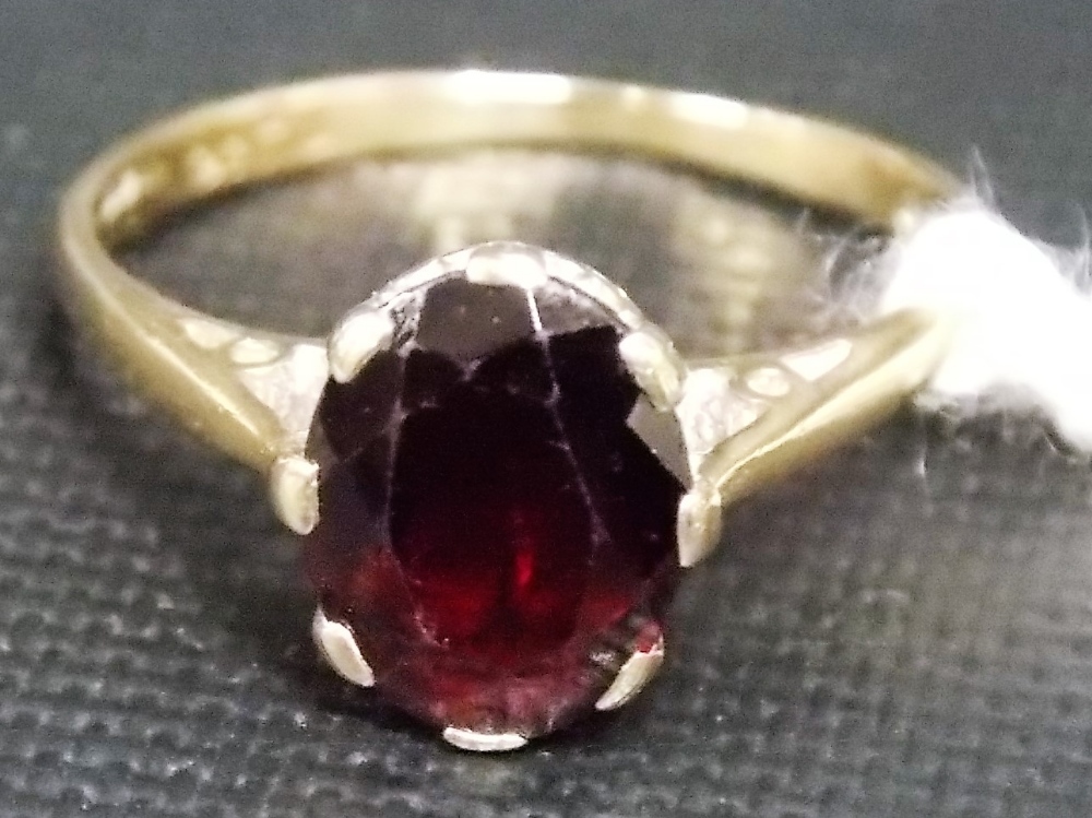 9ct. gold garnet ring, weight 1.9gms approx.