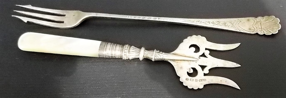 Edwardian silver pickle fork with scallop shell foliate engraved handle, Sheffield 1905; together