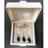 9ct gold modern jet set pendant necklace and drop earring set.