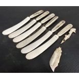 Set of 6 silver handled butter knives, Sheffield 1917; together with a silver handled butter knife