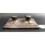 George V silver 2-section ink stand, the pair of inkwells with applied pen rests upon a