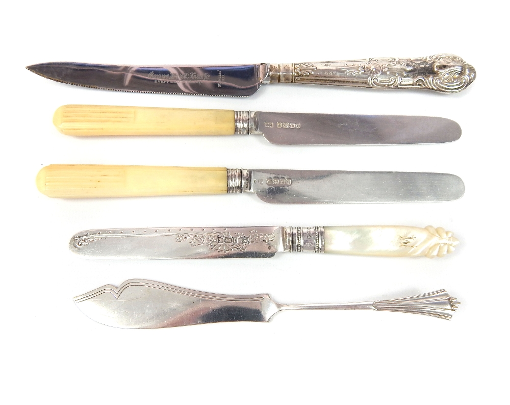 Four hallmarked silver bladed and one hallmarked handle silver knife - Image 4 of 4