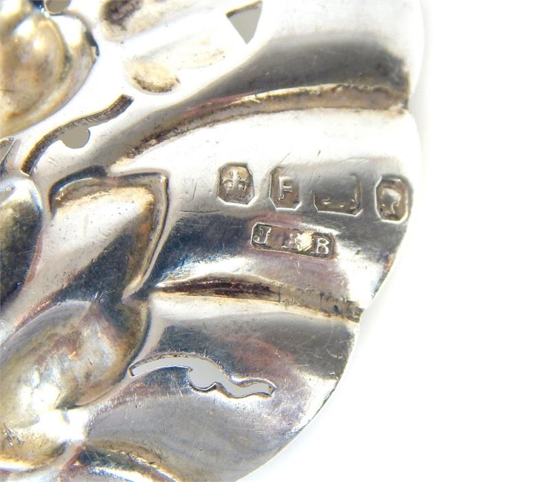 A late Victorian silver sugar sifting spoon - Image 5 of 15