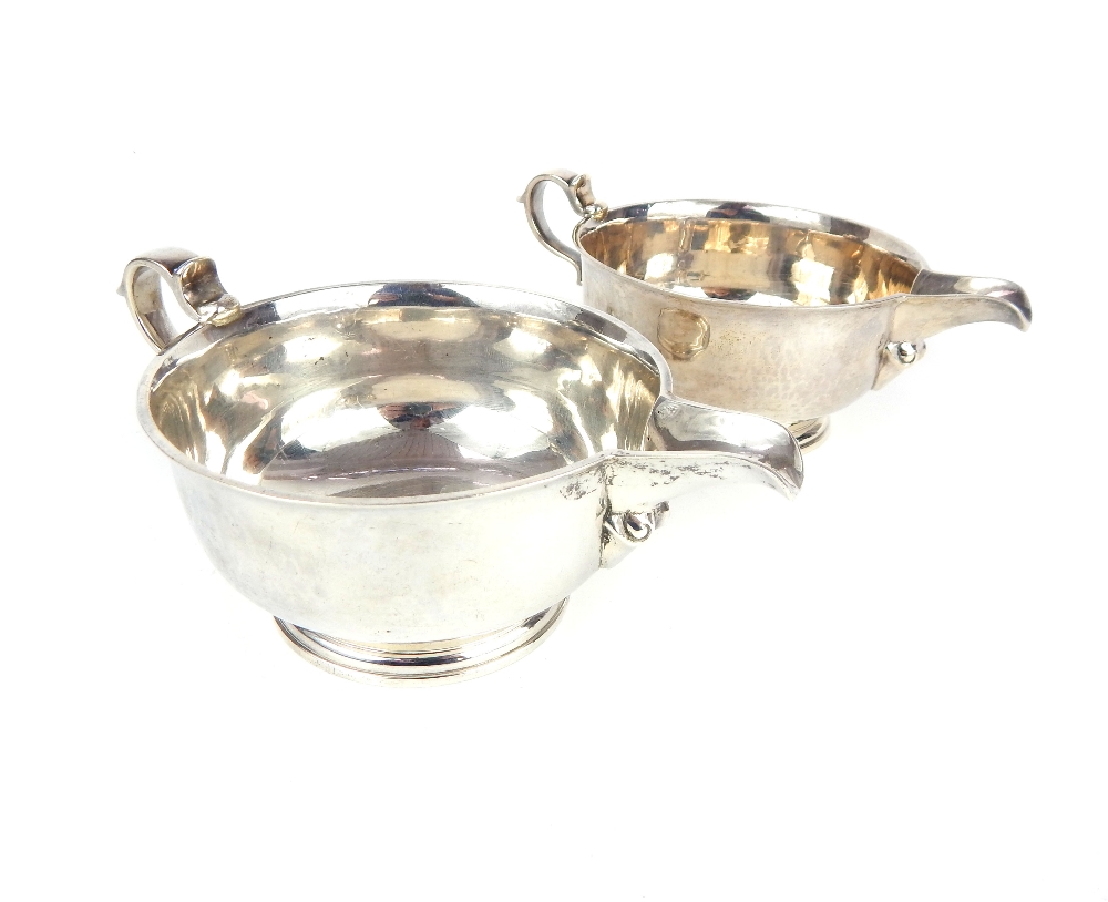 A pair of hallmarked silver cream jugs - Image 4 of 9