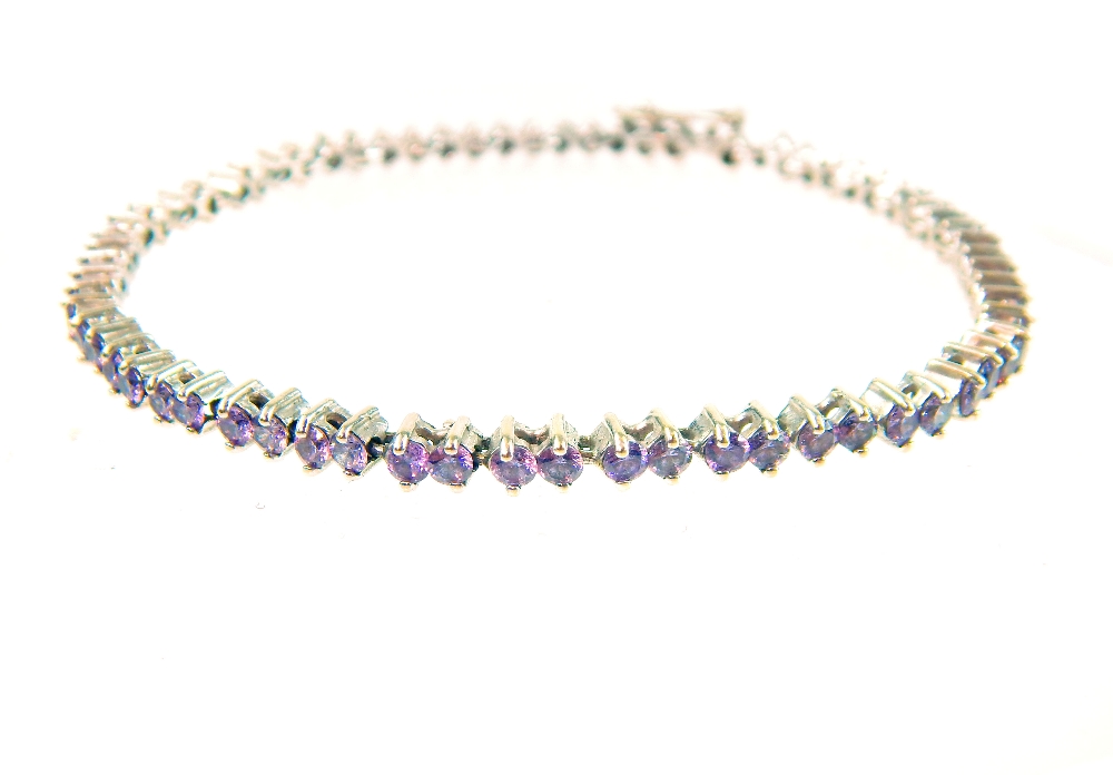 An 18 ct white gold and pale amethyst-coloured stone tennis bracelet - Image 11 of 12