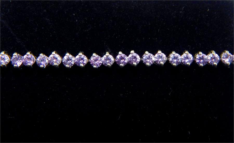 An 18 ct white gold and pale amethyst-coloured stone tennis bracelet - Image 3 of 12