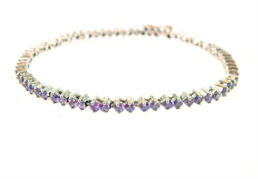 An 18 ct white gold and pale amethyst-coloured stone tennis bracelet - Image 2 of 12