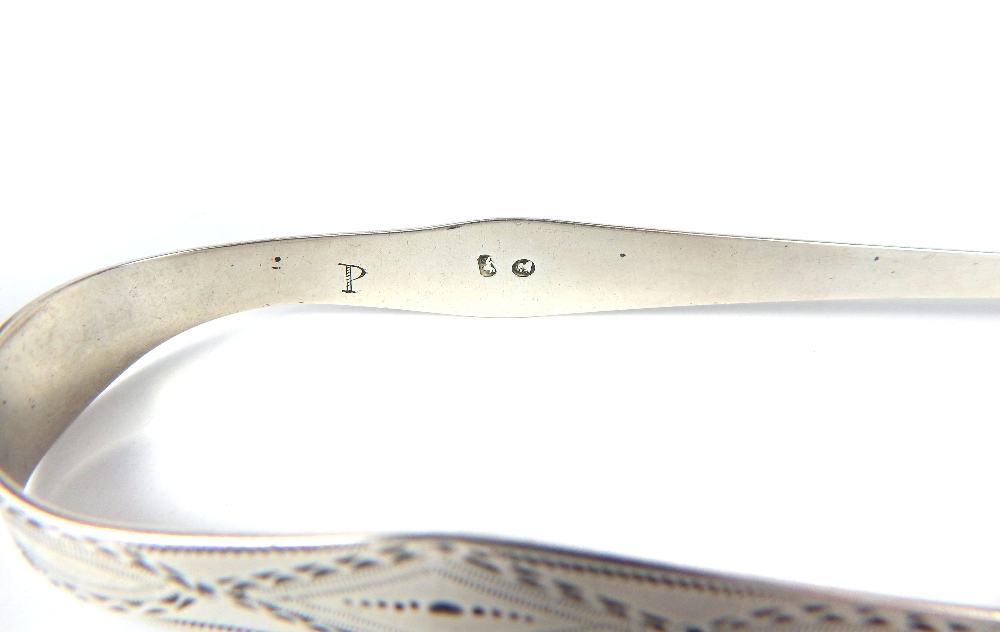 A pair of Georgian hallmarked silver sugar tongs - Image 9 of 9