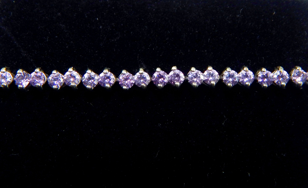 An 18 ct white gold and pale amethyst-coloured stone tennis bracelet - Image 9 of 12