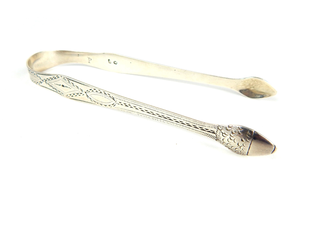 A pair of Georgian hallmarked silver sugar tongs - Image 4 of 9