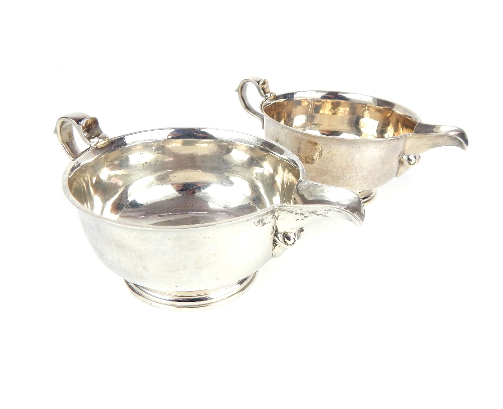 A pair of hallmarked silver cream jugs - Image 7 of 9