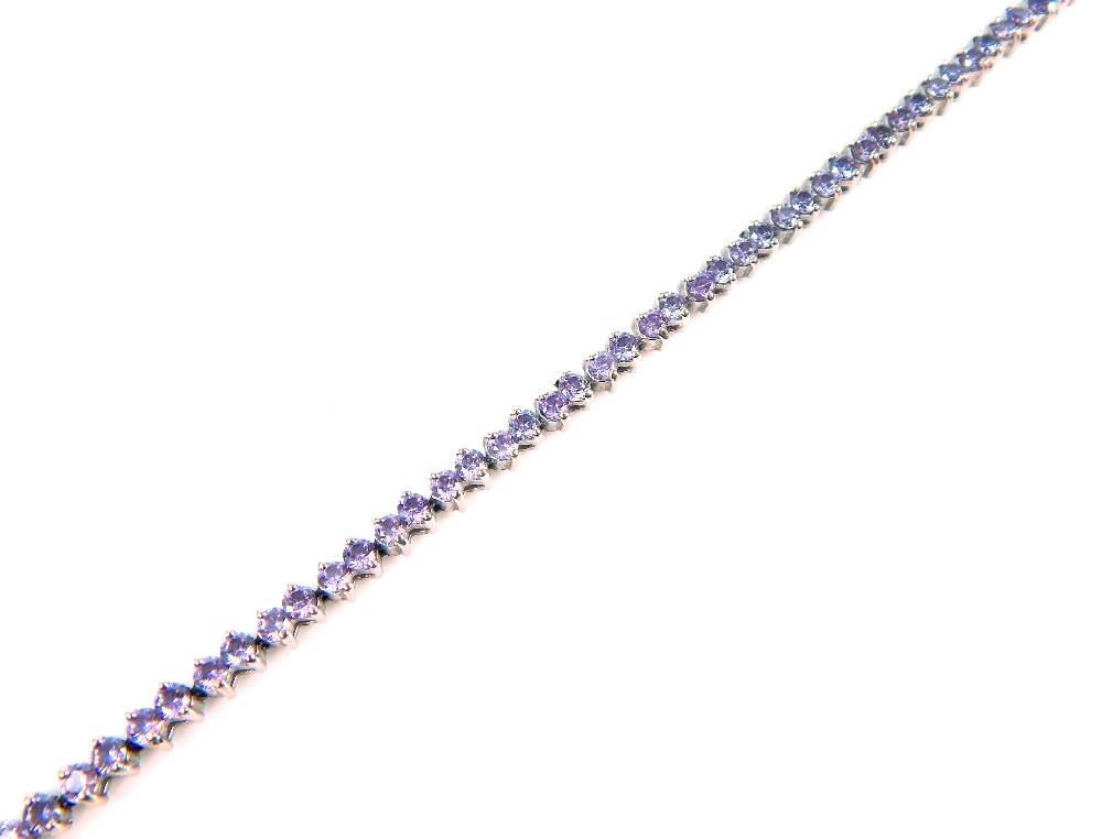 An 18 ct white gold and pale amethyst-coloured stone tennis bracelet - Image 10 of 12