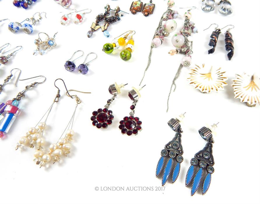 A large, colourful selection of pairs of vintage earrings - Image 4 of 4