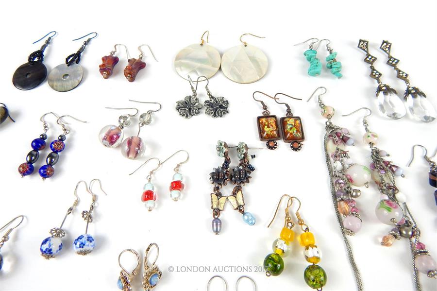 A large, colourful selection of pairs of vintage earrings - Image 2 of 4