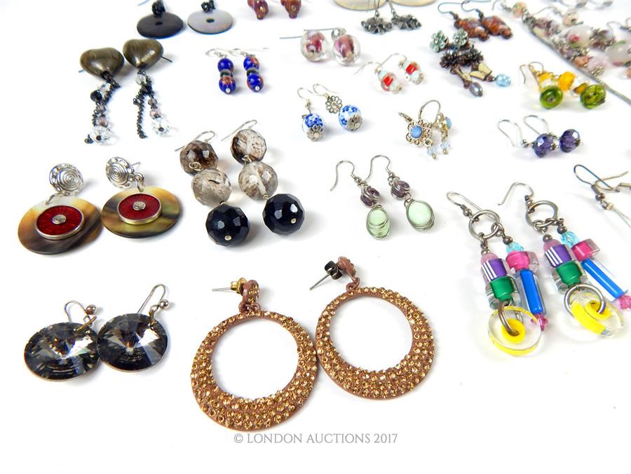 A large, colourful selection of pairs of vintage earrings - Image 3 of 4