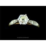 An antique 18 ct yellow gold and platinum diamond solitaire ring