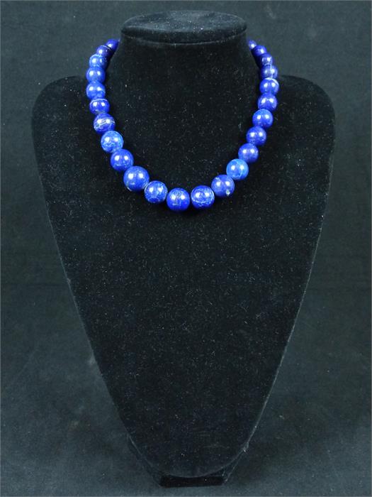 A graduated lapis lazuli beaded necklace
