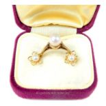 A 14 ct yellow gold ring centrally set with a cultured pearl