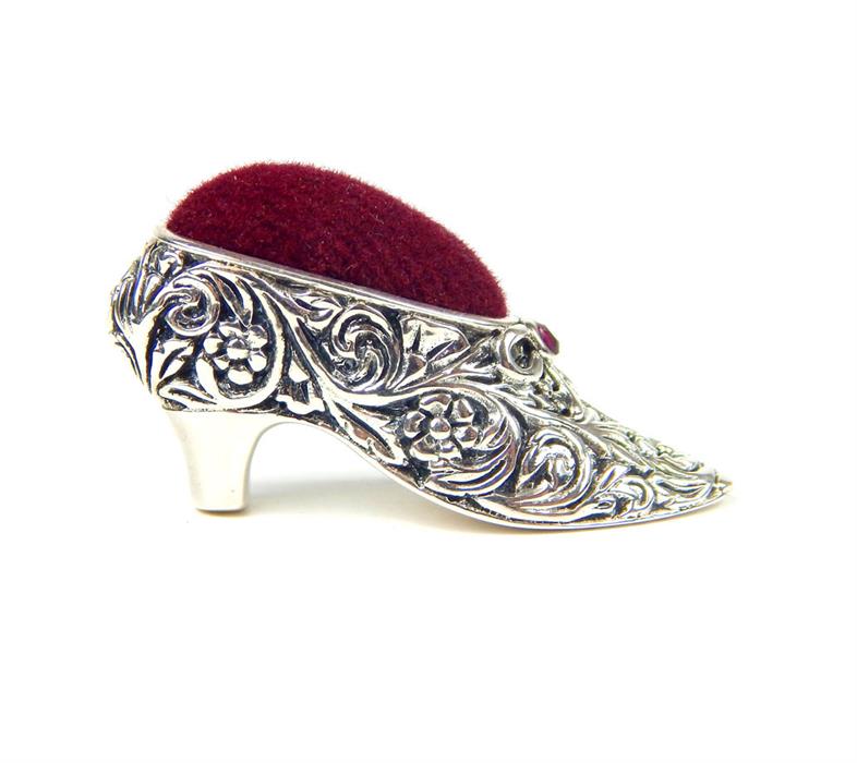 A silver pin cushion in the form of a lady's shoe - Image 2 of 3