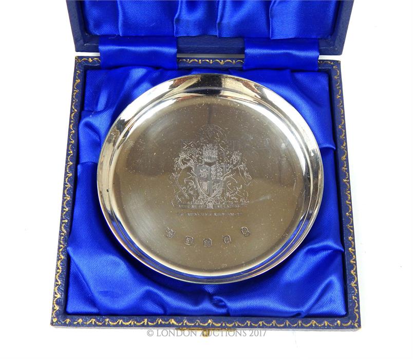 A cased, sterling silver, circular, Queen's Silver Jubilee dish