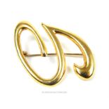 A HM 18ct gold brooch in the form of the letter "G"; 3cm high; 1.9g.